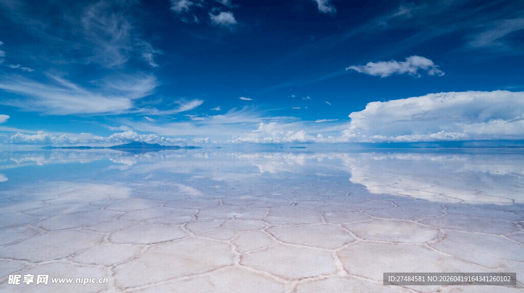 梦幻天空下的广阔盐湖