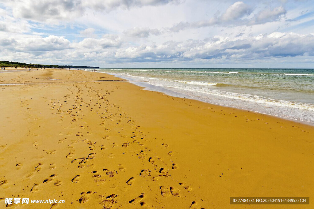 金色沙滩与海浪的美丽景象