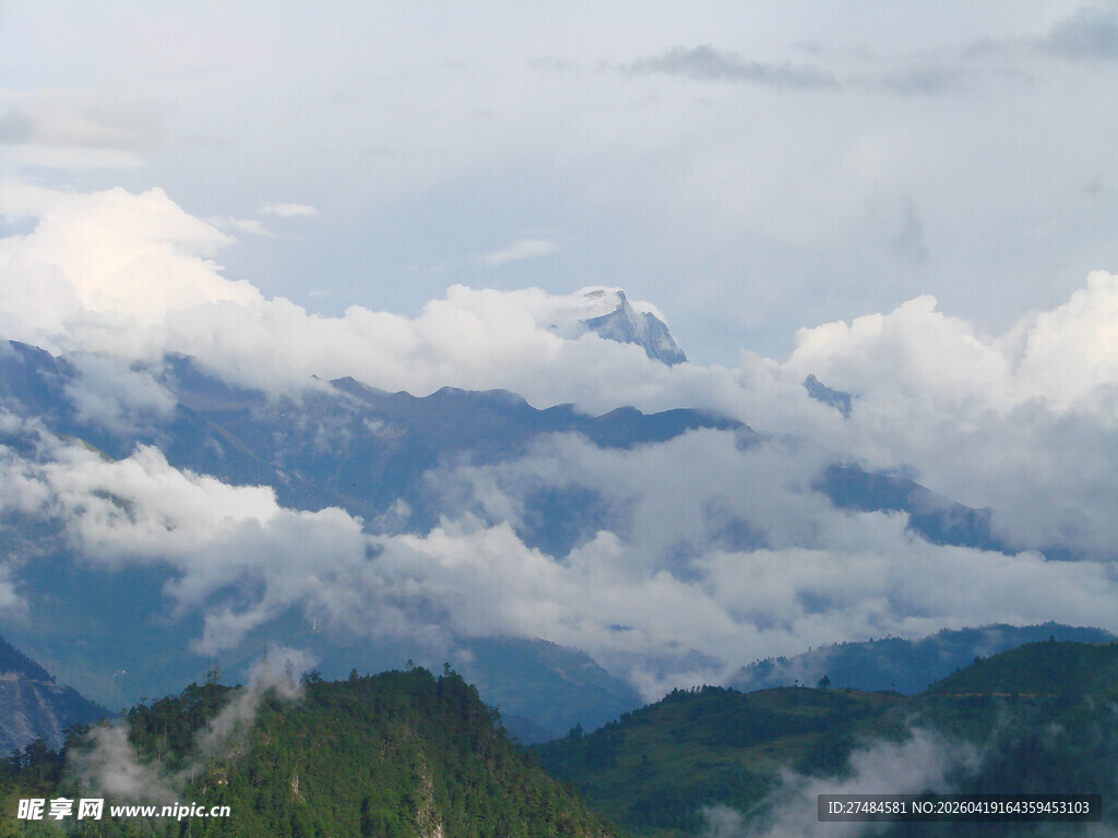 云雾缭绕的壮丽山峦景色