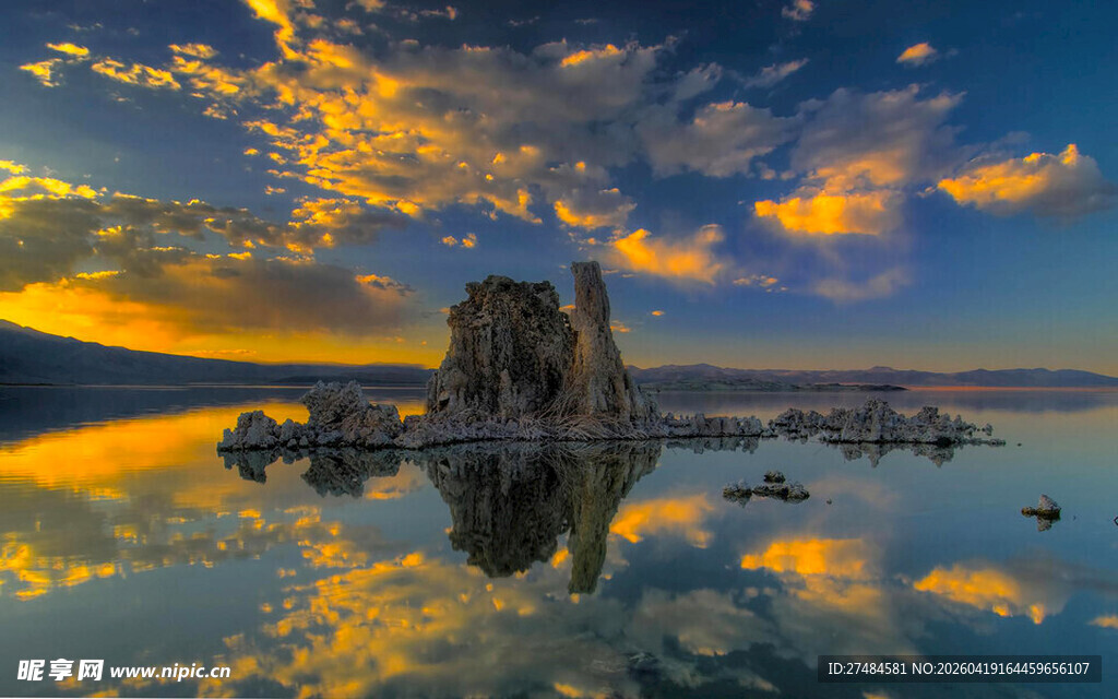 湖畔夕阳下的壮美岩石景观