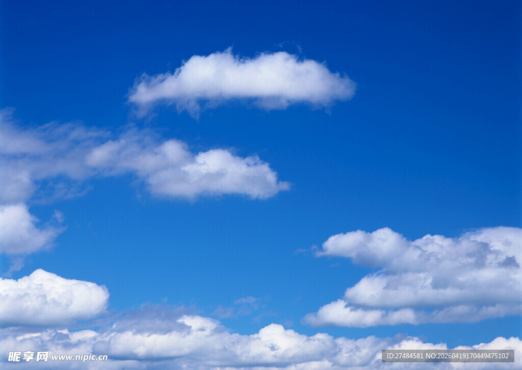 蓝天飘白云