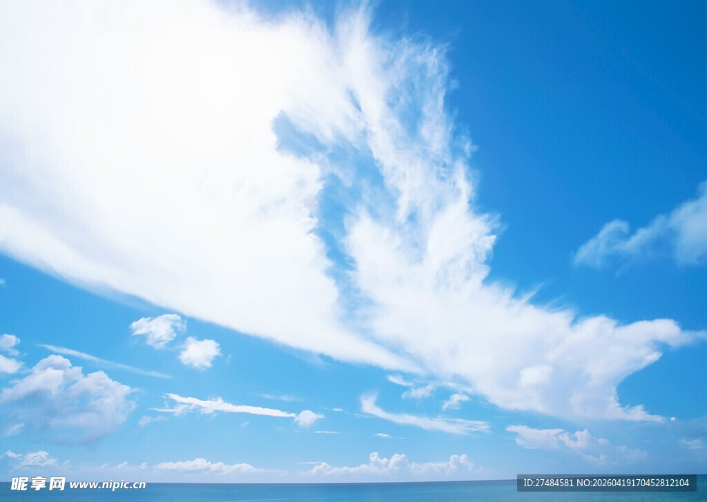 蓝天飘白云的开阔美景