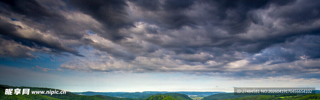 壮丽云海下的开阔景致