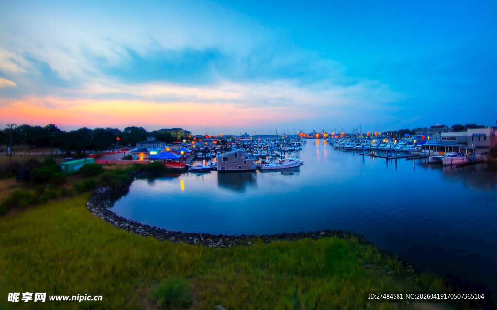 黄昏湖畔美丽港湾景色