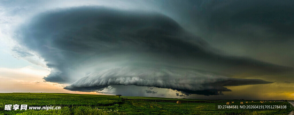 壮观的风暴云景象