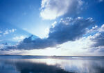 宁静湖面与蓝天白云美景