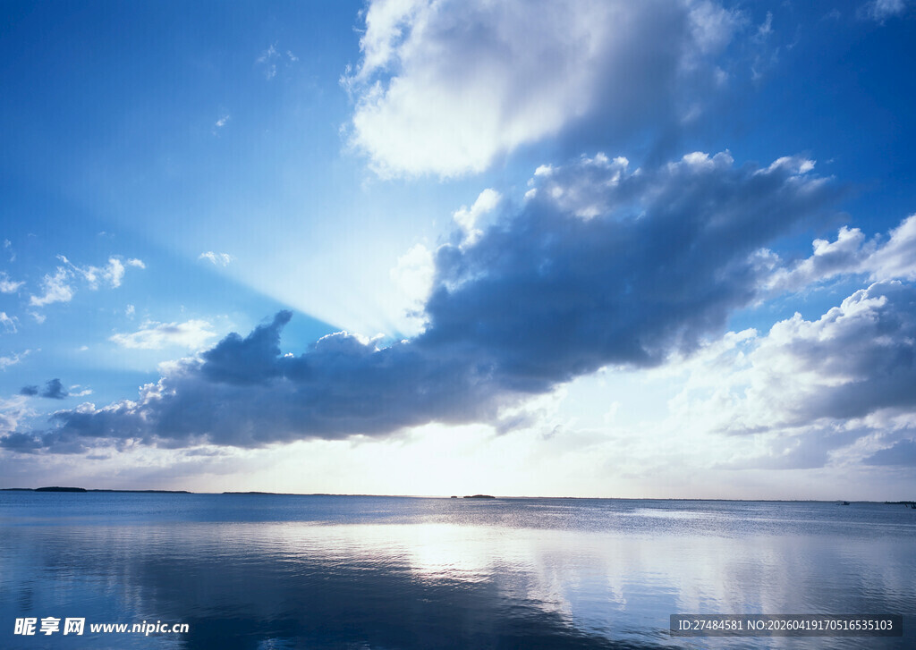 宁静湖面与蓝天白云美景
