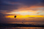 海边日落时的浪漫滑翔伞