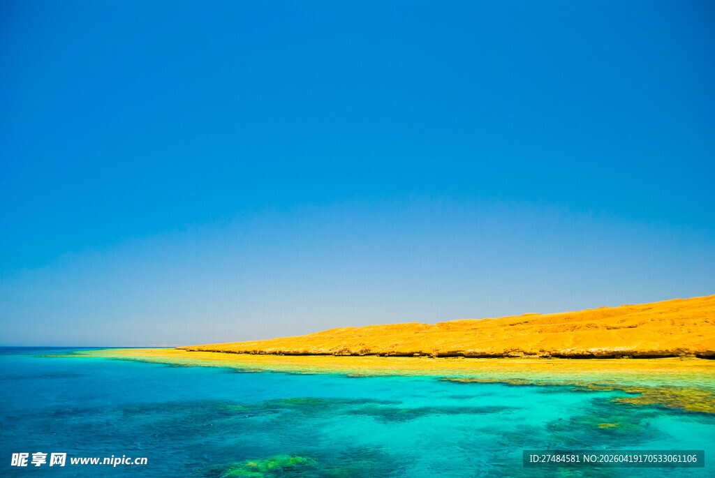 碧海蓝天中的金黄岛屿