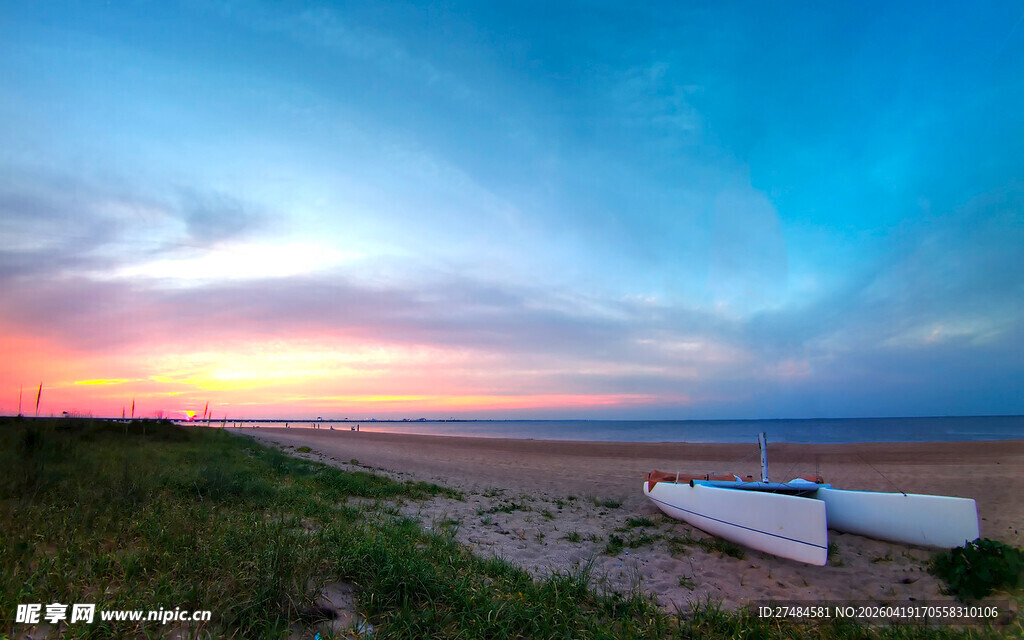 海边日落时的静谧沙滩