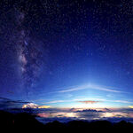 夜空下的壮丽星空与云海