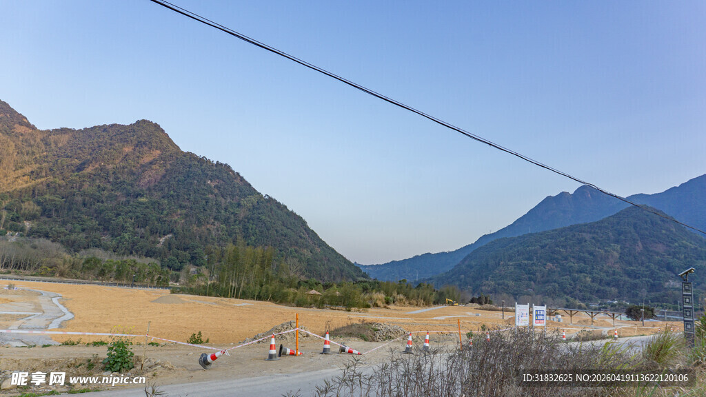 山间开阔地风景