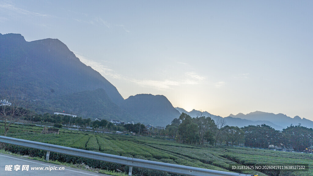 公路旁的山景田园风光