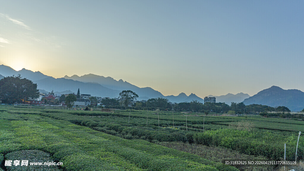 田园风光 远山与绿野
