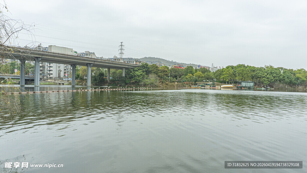 河畔桥梁与静谧湖水景观
