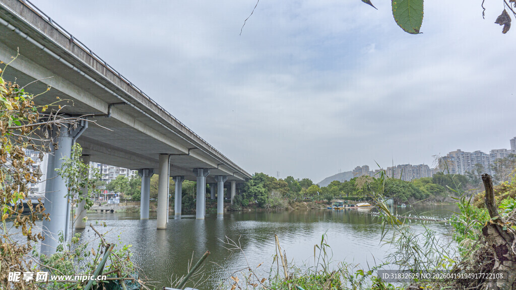 河畔高架桥风景