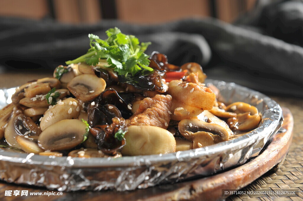 铁板蘑菇炒肉片