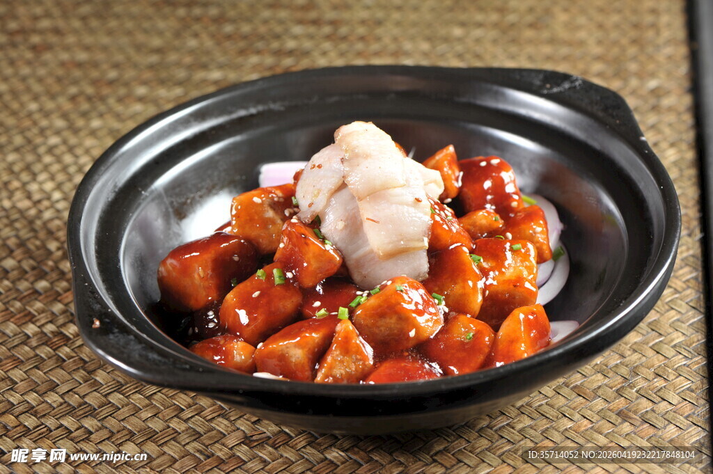 砂锅焗五花肉芋头