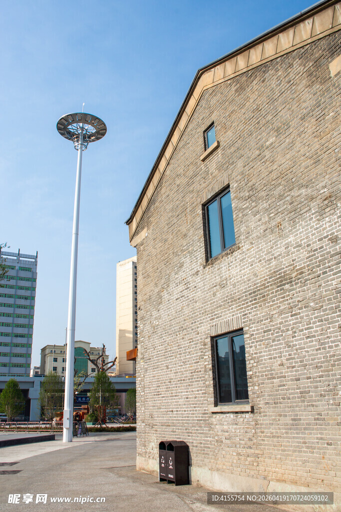 城市中复古建筑与现代路灯
