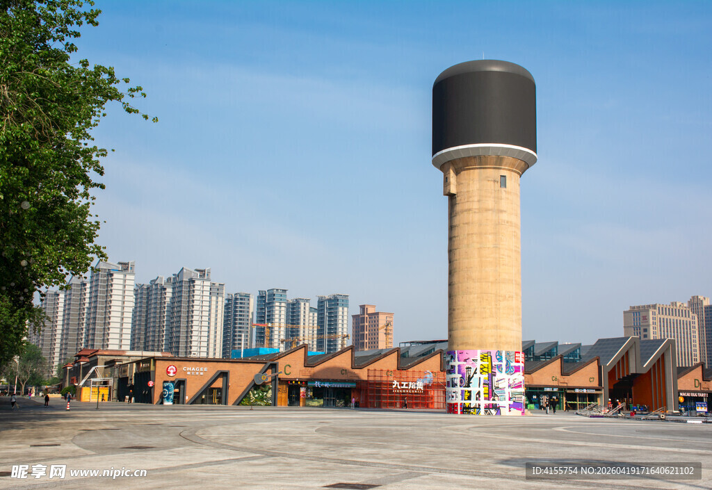 城市中独特造型的水塔