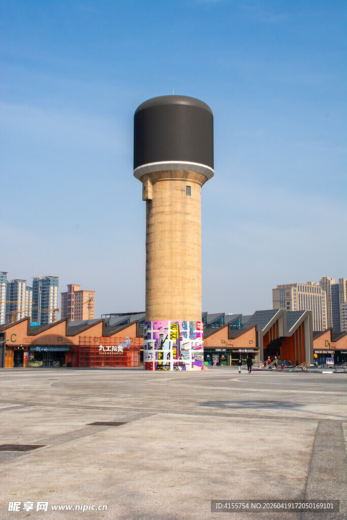 城市中水塔与多彩建筑景观