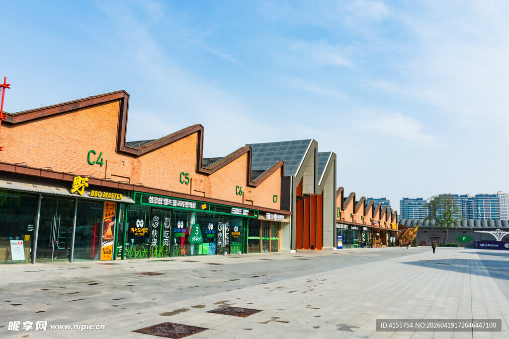 橙色屋顶的商业街建筑