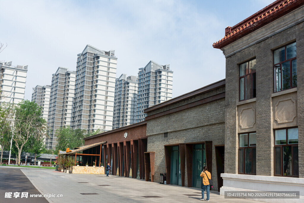 城市街道旁的新旧建筑景观