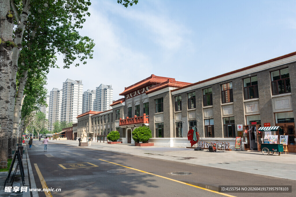 城市街道旁的复古建筑群