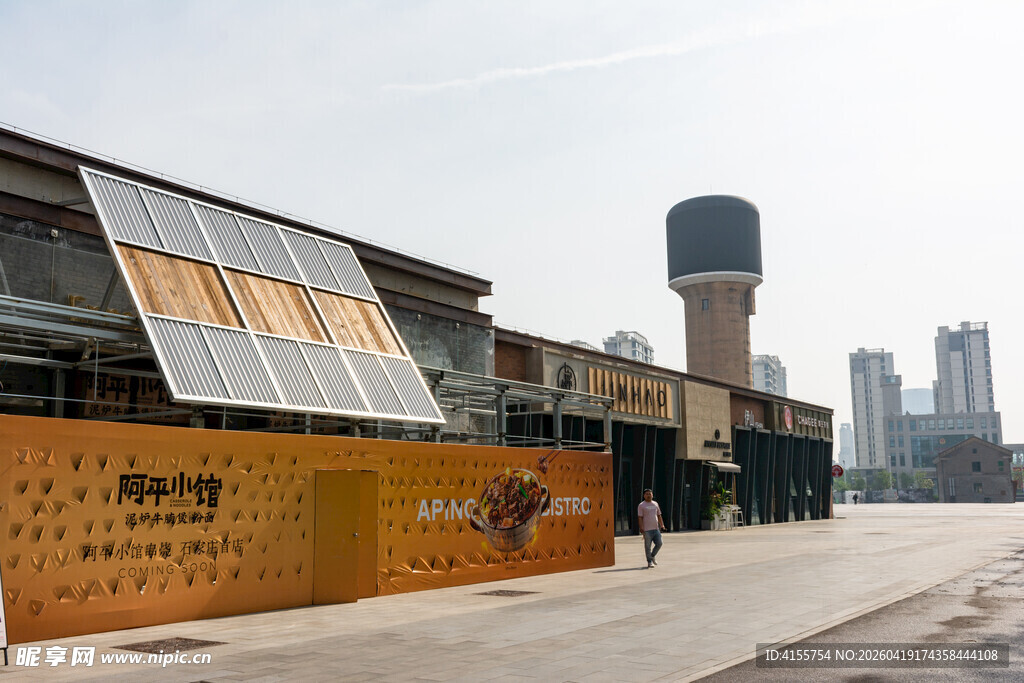 城市中现代化建筑与行人景观
