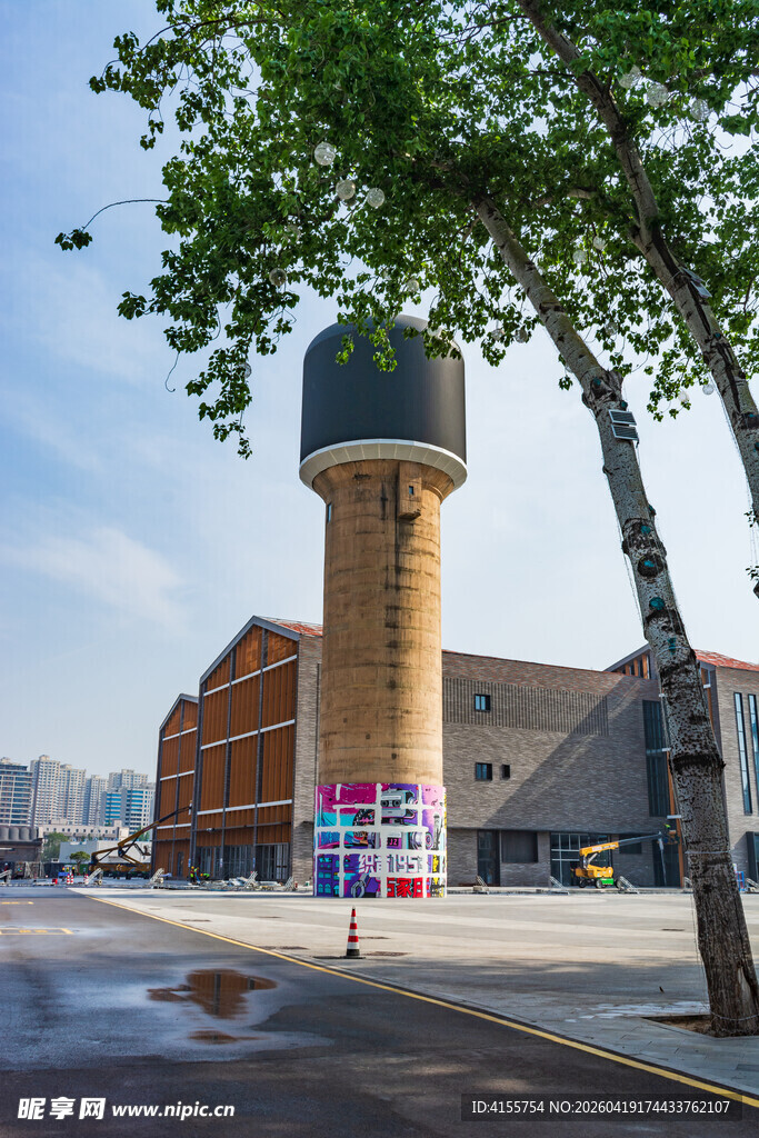 城市中独特的砖砌水塔建筑