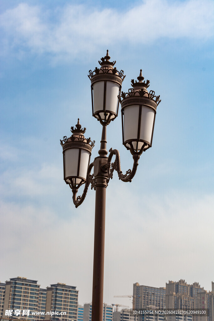 复古路灯矗立城市天际线