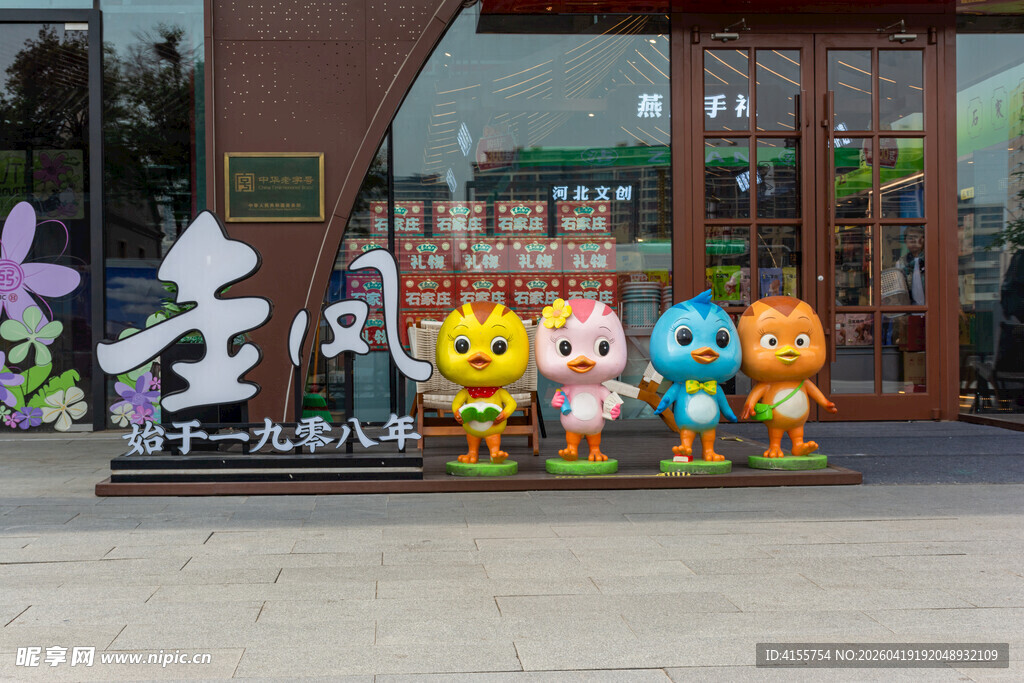 可爱卡通人偶站于店门前