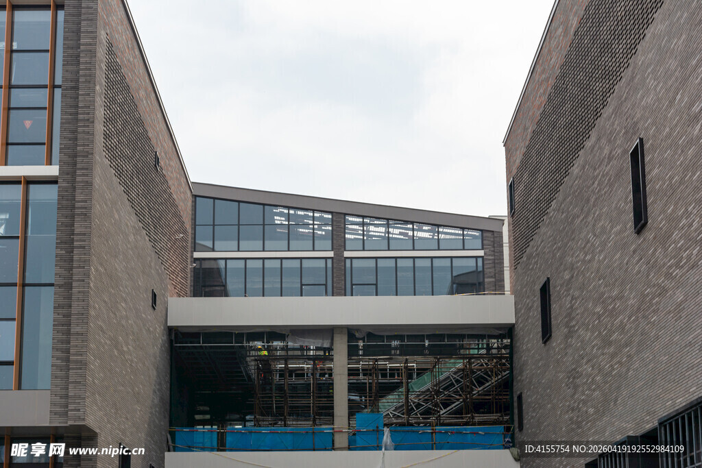 现代建筑间的玻璃连廊