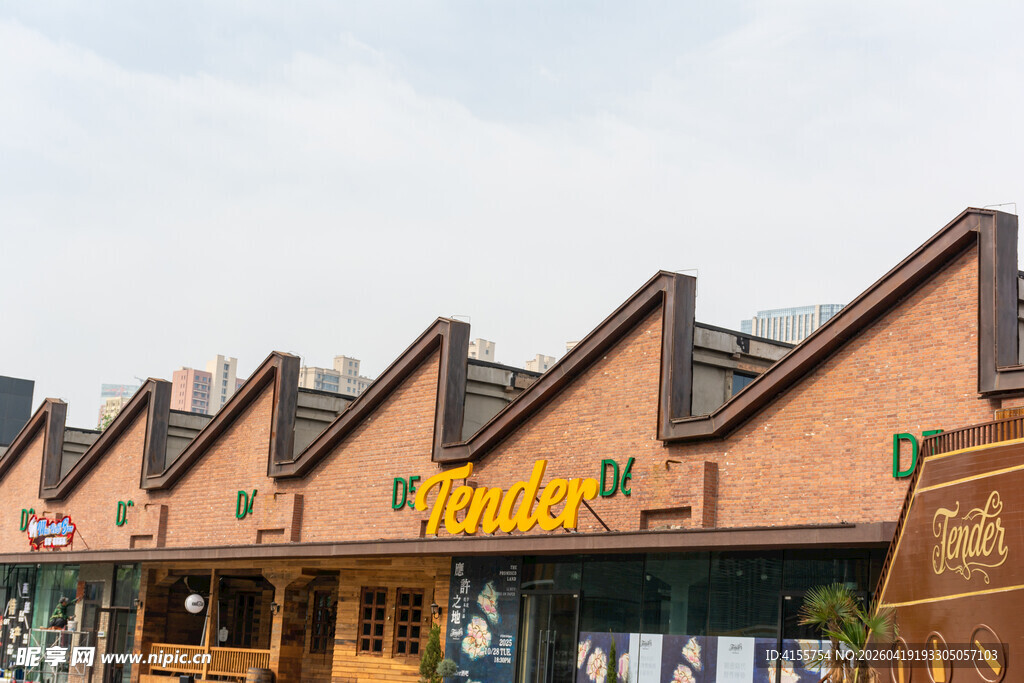 特色屋顶造型的街边商铺