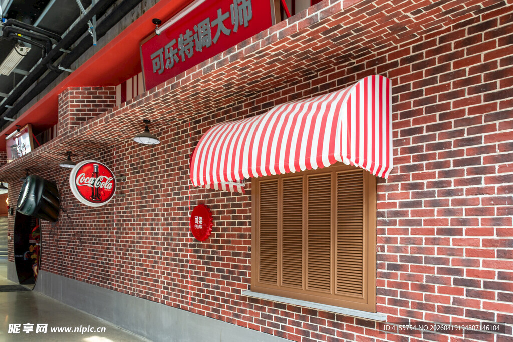 红砖墙面的条纹遮阳窗