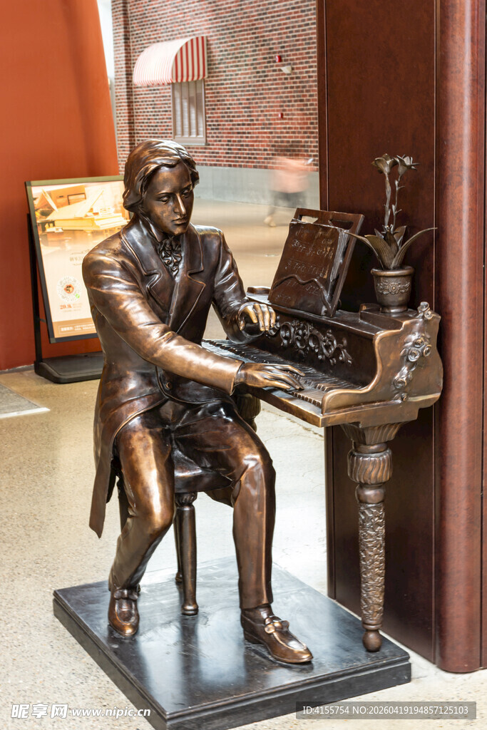 古典钢琴演奏家铜像