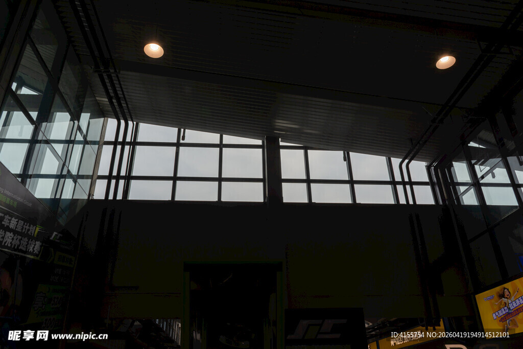 室内高大玻璃窗建筑景观