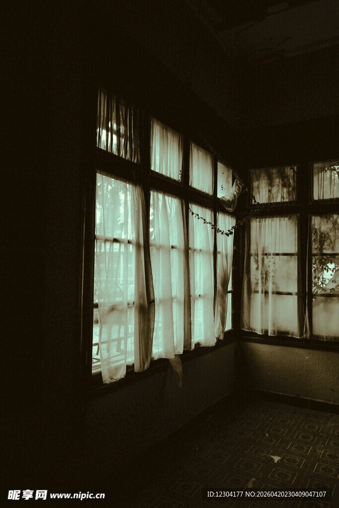 昏暗室内的透光玻璃窗