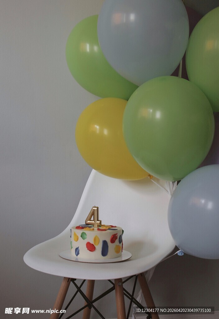 生日布置气球与蛋糕场景