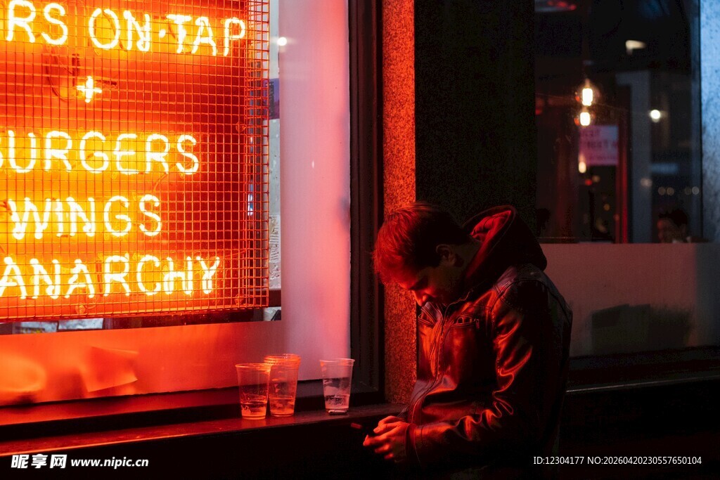 夜晚街边低头沉思的人