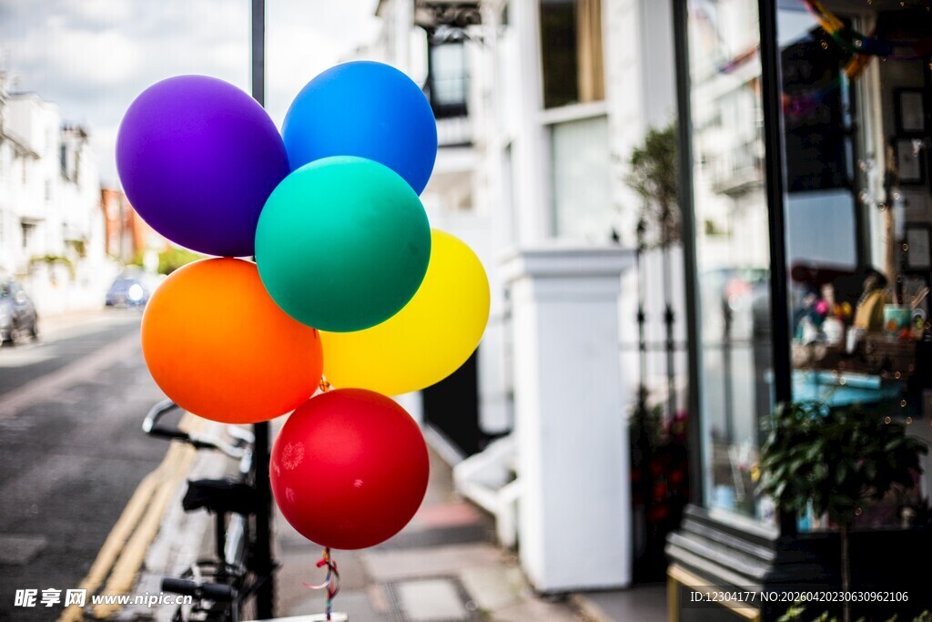 街头彩色气球装点的景致