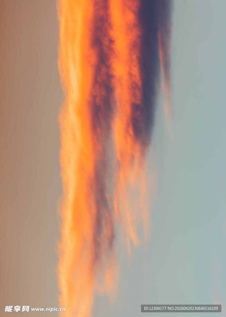 绚丽天空中的橙红色云彩