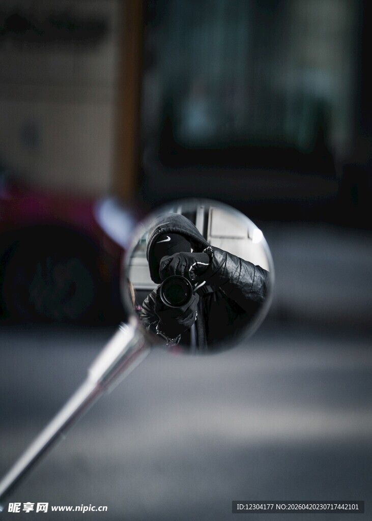 摩托车后视镜中的景象