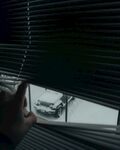 手拨百叶窗望窗外景象