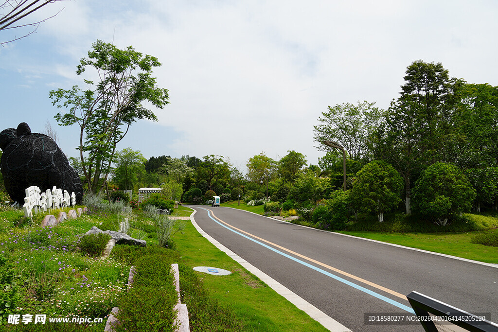 乡村蜿蜒公路旁绿意盎然
