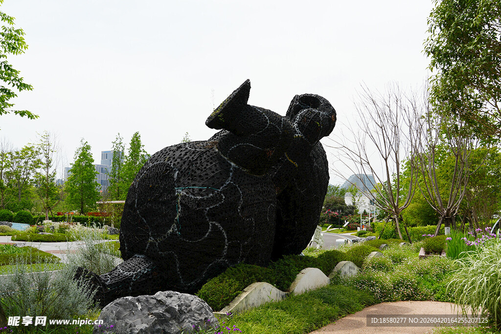 花园中的乌龟雕塑景观