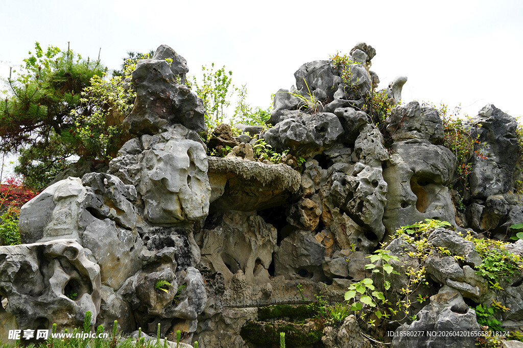 中式园林假山景观