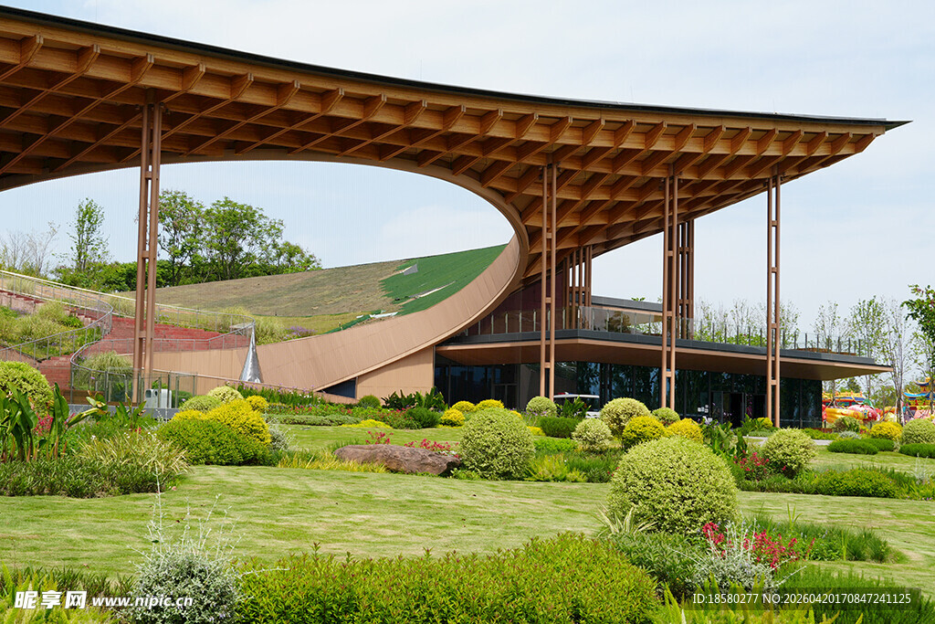 现代景观建筑与绿植花园