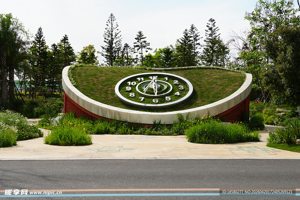 绿植环绕的特色景观建筑