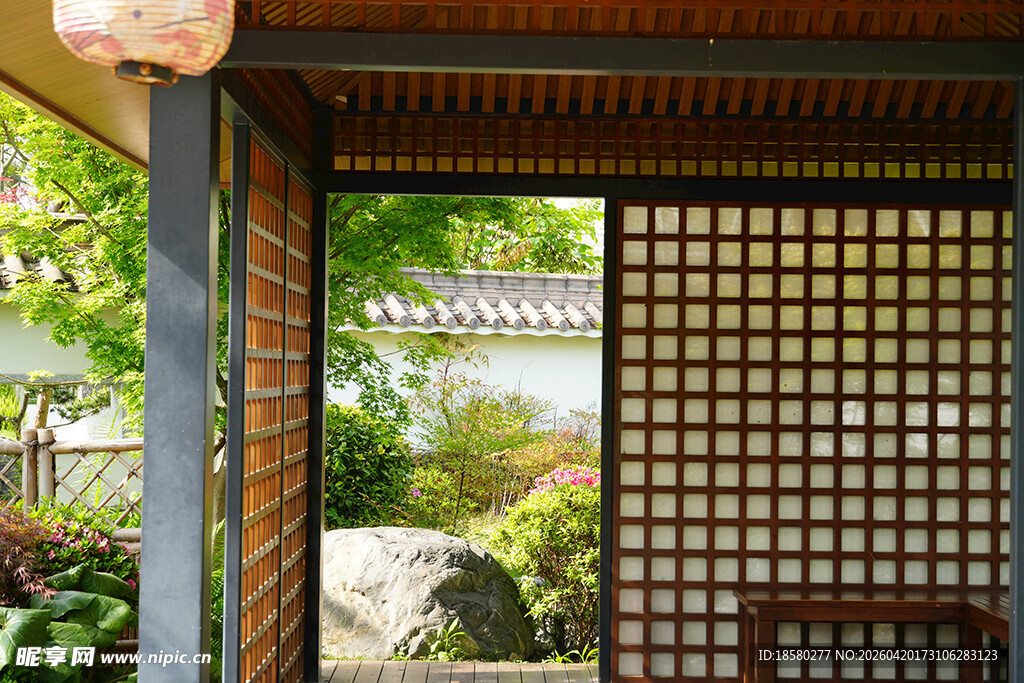 日式庭院木质屏风景致